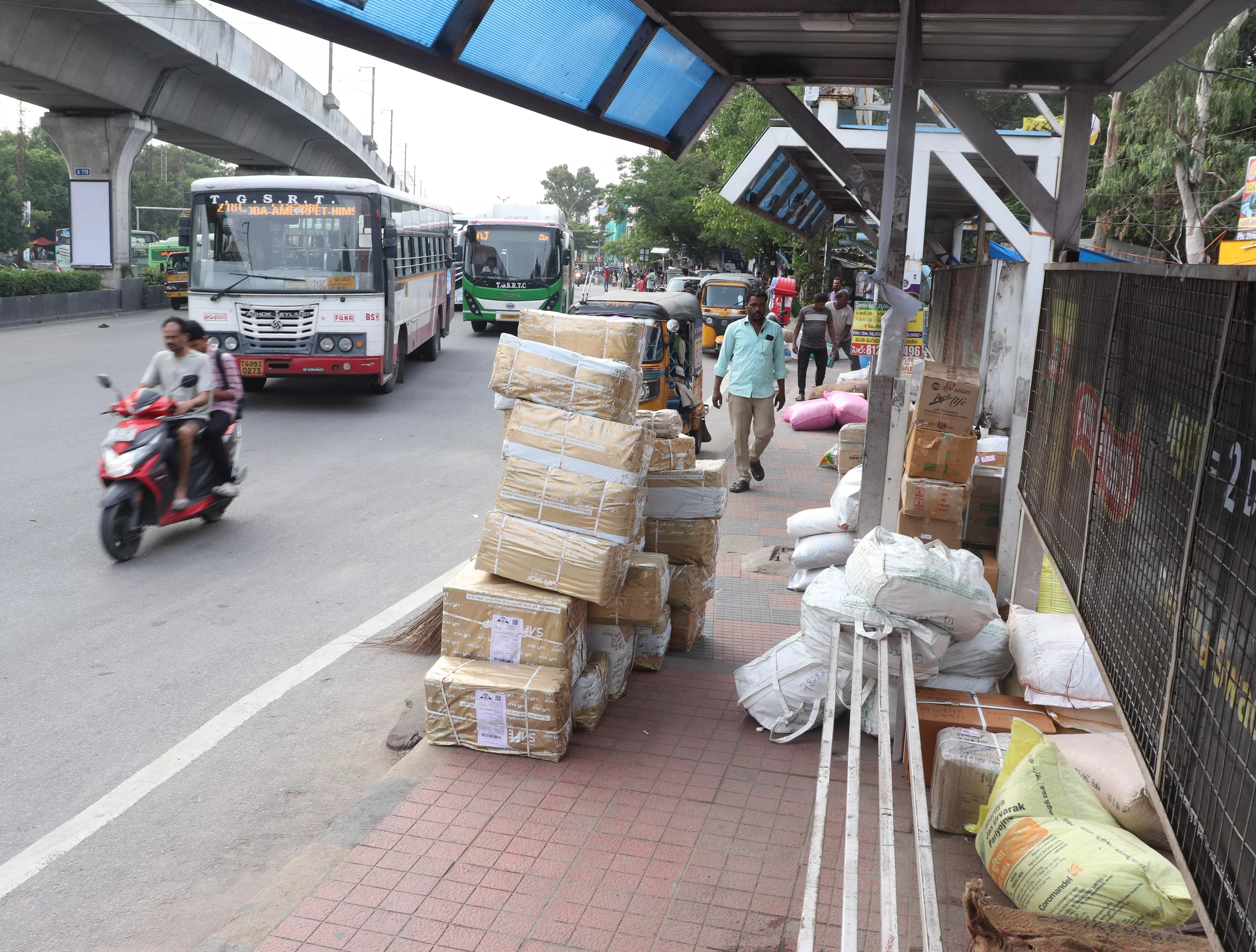 Hyderabad’s Encroached-Footpaths Create Ongoing Hurdles for Daily Pedestrian Safety