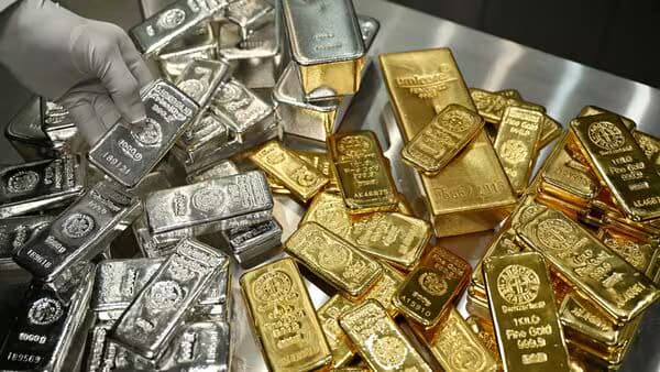 Gold Prices Fall as Dollar Strengthens