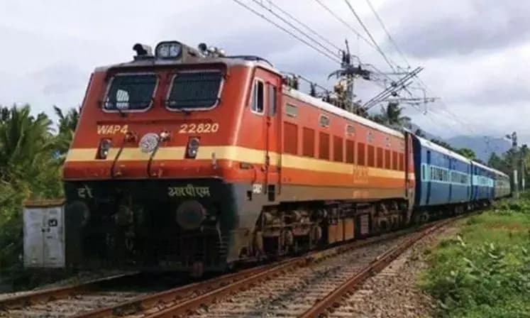 Tragic Train Accident in Morena Claims Four Lives Following False Fire Alarm