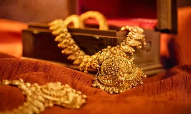 Gold Prices Drop as US-Iran Tensions Spark Oil Rates