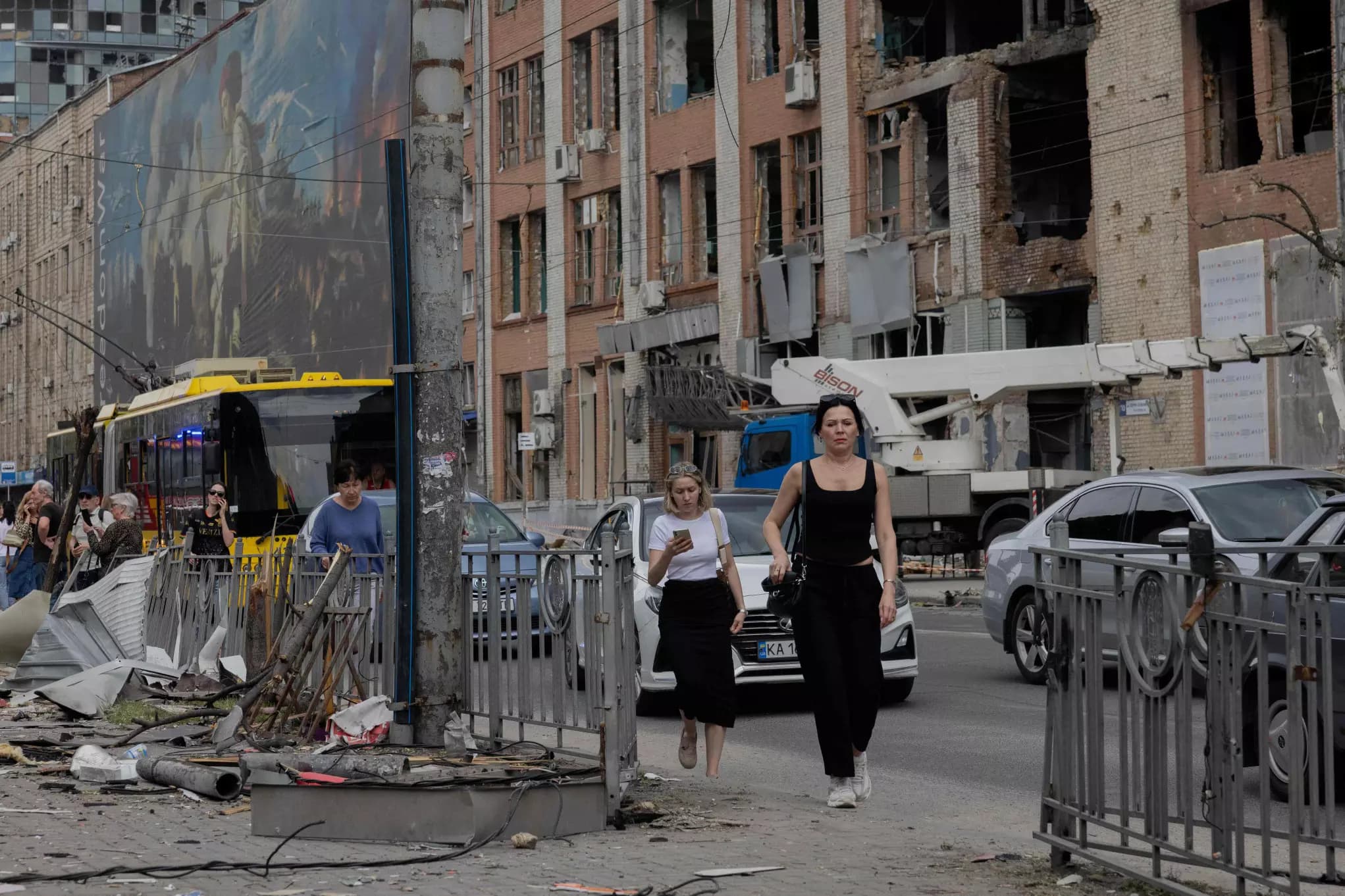 Russia Threatens Systematic Strikes on Kyiv and Advises Foreign Citizens to Leave