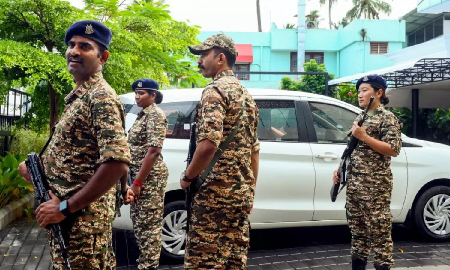 Violence Gathers Outside Pinarayi Vijayan's Residence During ED Searches