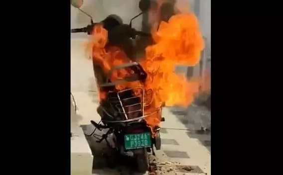 Tragic Arson in Delhi Kills Three Following Debt Dispute in Govindpuri