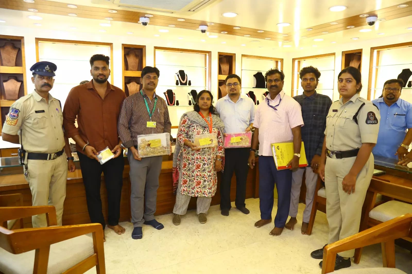 BIS Raids Abids Jewelry Store Over Hallmarking Violations, Seizes 1.6kg Gold